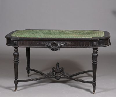 une petite table sur laquelle est posé un coussin vert