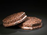 deux biscuits posés l'un sur l'autre sur une table