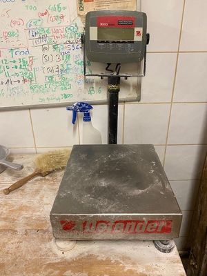 une photo d'une balance posée sur un plan de travail dans une cuisine