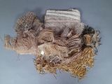 une pile de pelotes de laine et d'autres objets posés sur une table