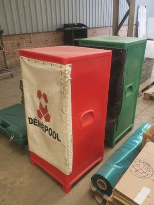 une boîte rouge, verte et bleue avec une pancarte sur laquelle est écrit « deeppool »