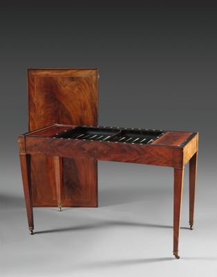un piano ancien en bois, doté d'un plateau en marbre et posé sur un meuble