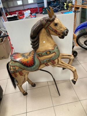 Cheval en bois polychrome. 104 X 120.