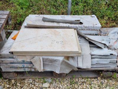 une pile de parpaings posée sur une palette