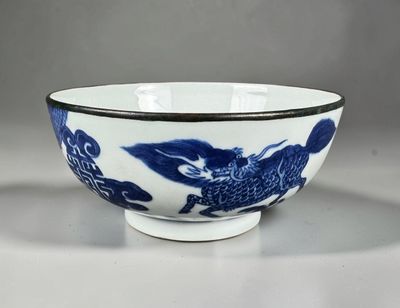 bol en porcelaine bleue et blanche orné d'un oiseau
