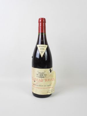la bouteille de vin est posée sur une surface blanche