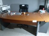 un bureau équipé d'un ordinateur et d'une imprimante