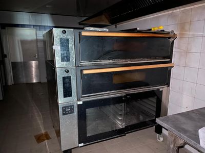 trois fours placés au milieu d'une cuisine