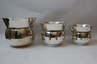 quatre couverts posés sur une surface blanche