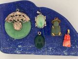 beaucoup de bijoux posés sur une pierre bleue, sur une table