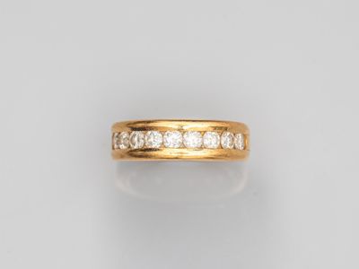 une bague en or jaune 18 carats sertie de diamants