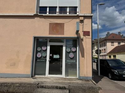 un bâtiment sur la façade duquel est accrochée une enseigne