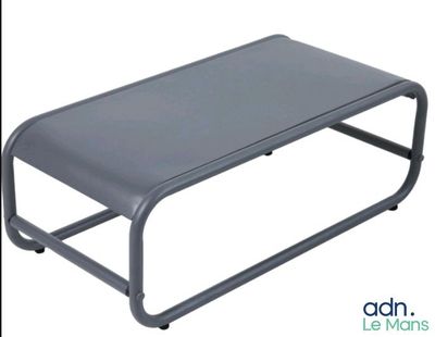 un banc gris posé sur un fond blanc