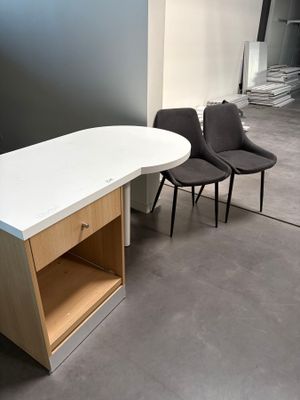 deux chaises et une table dans le coin d'une pièce
