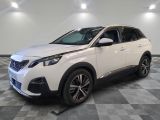 le SUV blanc est garé dans une pièce au sol en damier