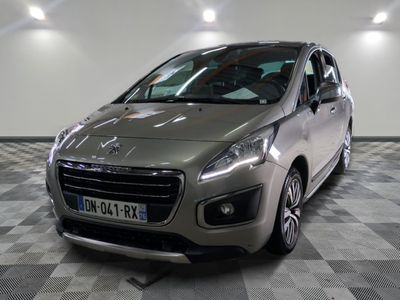 la voiture argentée est garée dans le garage sur le sol en damier