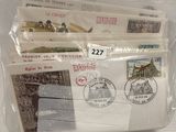 un sachet de timbres posé sur une table