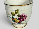 un bol blanc avec un motif floral