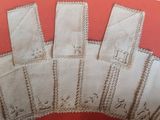 six serviettes de table anciennes en lin, ornées de motifs brodés sur fond rouge