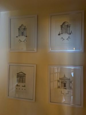 quatre tableaux encadrés accrochés au mur d'une pièce