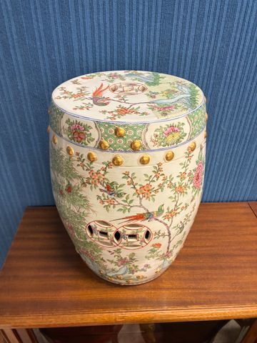 Chine. Tabouret de jardin en porcelaine de style « famille rose »