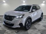le 4x4 blanc est garé sur le sol en damier d'un garage