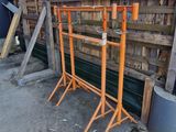 deux étals d'oranges posés sur le béton près d'un bâtiment en bois