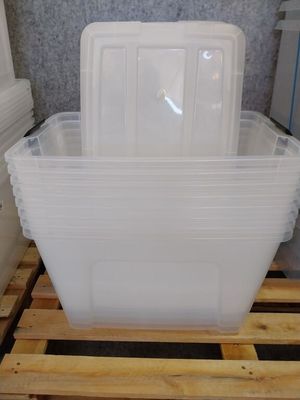 un conteneur en plastique posé sur une palette