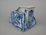 un vase bleu et blanc avec un couvercle sur une table