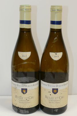 deux bouteilles de vin posées l'une à côté de l'autre sur une table