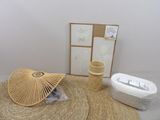beaucoup d'objets posés sur le sol