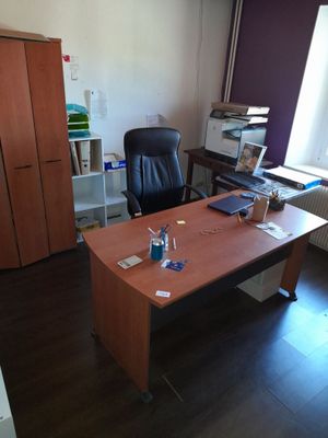 un bureau avec un ordinateur et une chaise dans une pièce