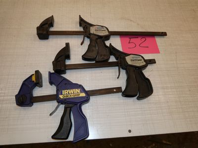 plusieurs outils posés sur une table