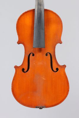 un vieux violon avec un archet sur fond blanc