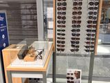 de nombreuses lunettes exposées dans un magasin