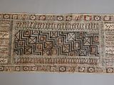 un gros plan d'un tapis accroché au mur, sur fond blanc