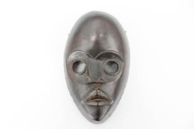 Masque facial à visage humain.