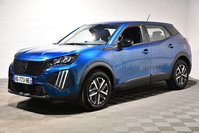 un 4x4 bleu garé dans un garage au sol en damier