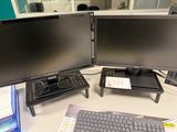 un bureau équipé de deux écrans et d'un clavier