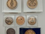 de nombreuses pièces exposées dans une vitrine
