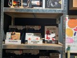il y a beaucoup d'articles différents sur les rayons du magasin