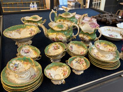 beaucoup d'assiettes, de tasses et de soucoupes sur la table