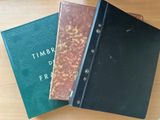trois livres posés ensemble sur une table