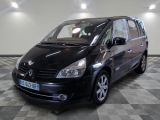 la photo d'une camionnette noire garée dans un garage