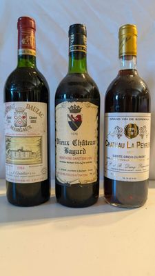 trois bouteilles de vin sont alignées sur une table