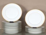 plusieurs assiettes empilées sur une table