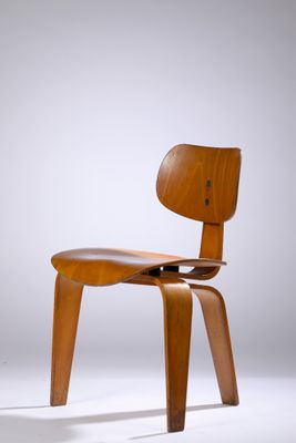 une image représentant une chaise en bois avec une assise en bois posée sur une surface blanche