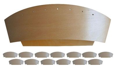 une étagère en bois sur laquelle sont fixés plusieurs boutons blancs