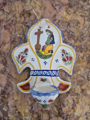 une tenture murale décorative accrochée au mur d'une maison