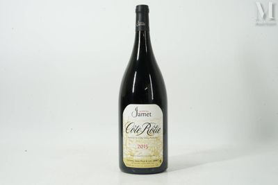 une bouteille de vin posée sur une table